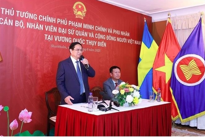 PM Pham Minh Chinh speaks at the meeting with officials and staff of the Vietnamese Embassy and representatives of the Vietnamese community in Sweden on June 11