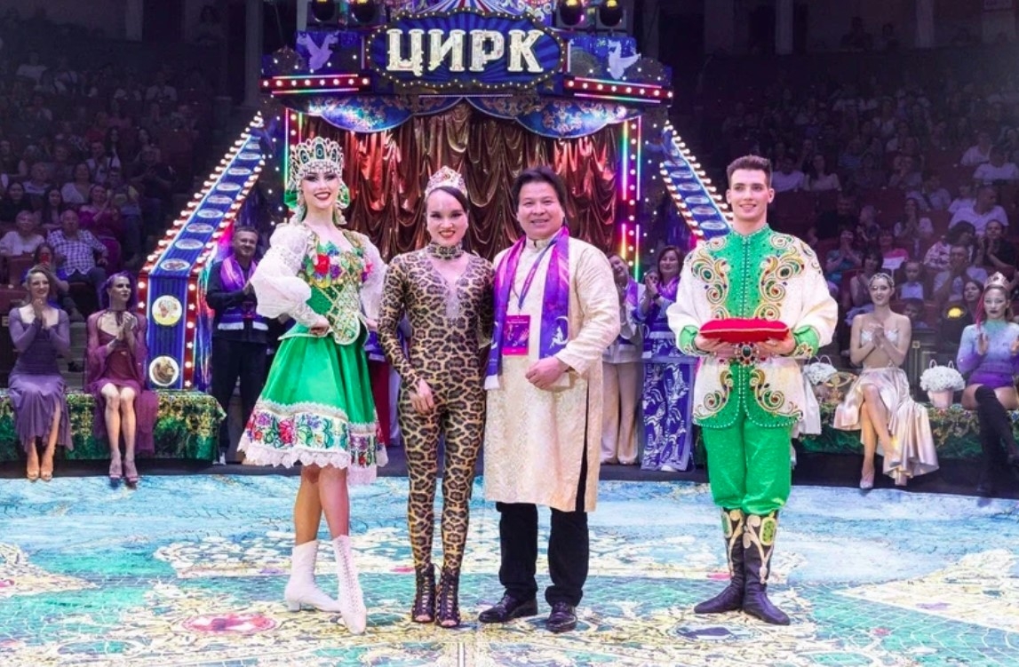 People’s Artist Tong Toan Thang (third from left) and artist Luu Thi Huong (second from left) at the festival