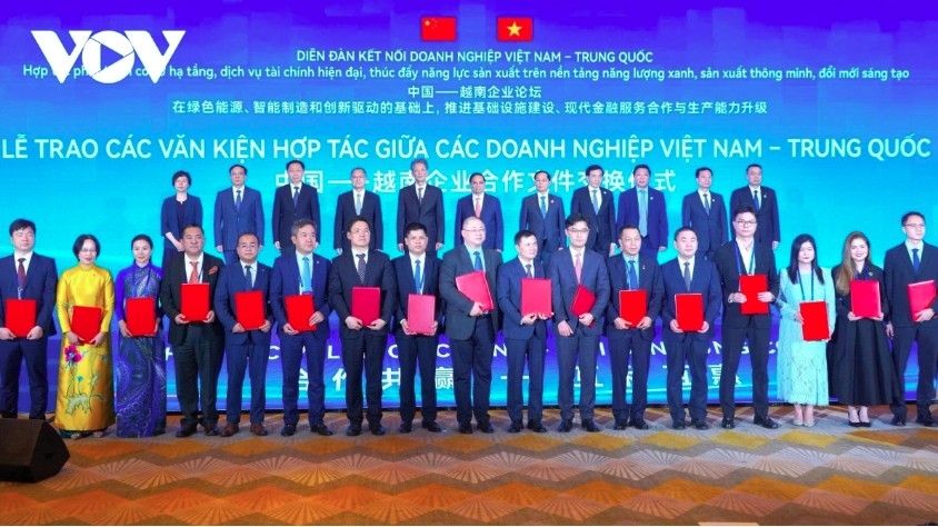 At cooperation document handover ceremony between Vietnamese and Chinese enterprises