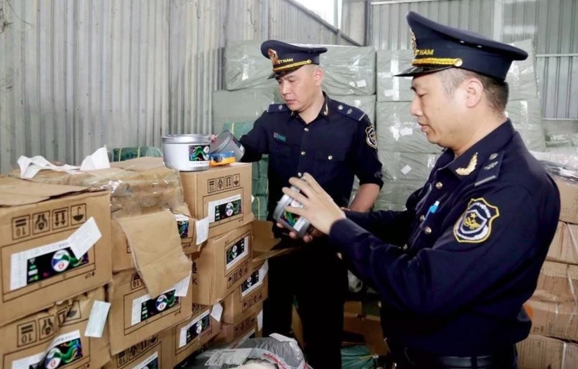 Customs officers of Huu Nghi International Border Gate in Lang Son province check labels of imported goods at a warehouse in the border gate area.
