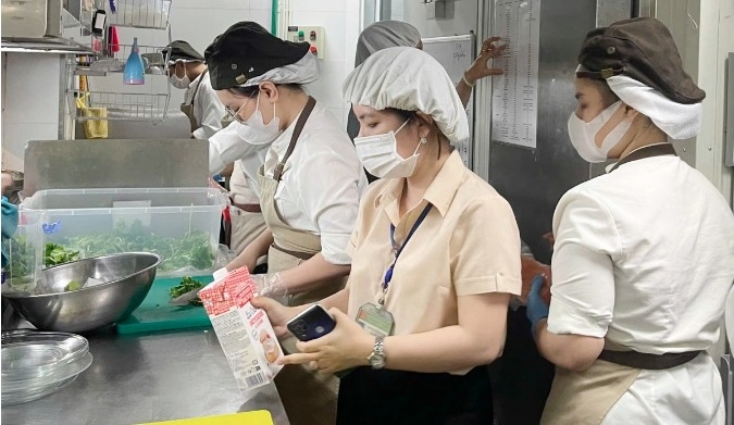 Da Nang intensifies food safety checks at eateries during fireworks festival