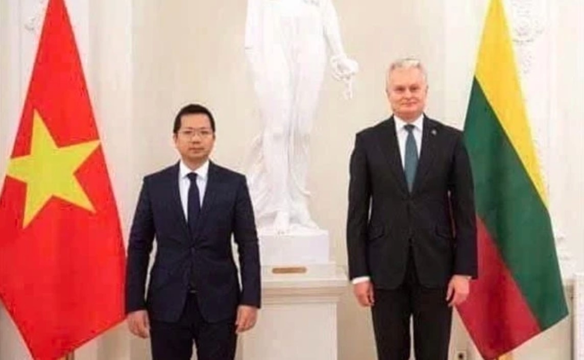Vietnamese Ambassador to Poland and Lithuania Ha Hoang Hai (left)