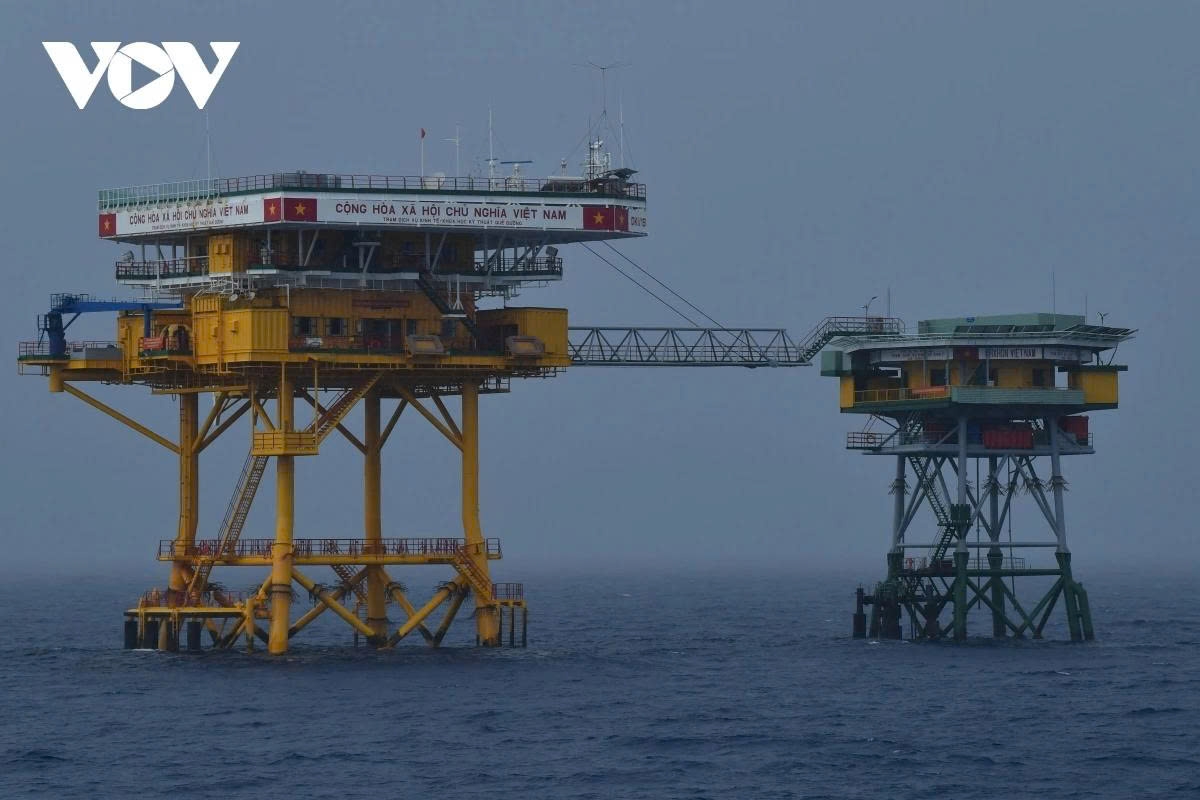During a recent visit to the Truong Sa (Spratly) archipelago and DK1 platform, a working delegation comprising 100 leaders and journalists from press agencies and journalist associations across Vietnam arrive at the DK1/19 platform just as a storm rolls in, bringing heavy rain and strong winds.