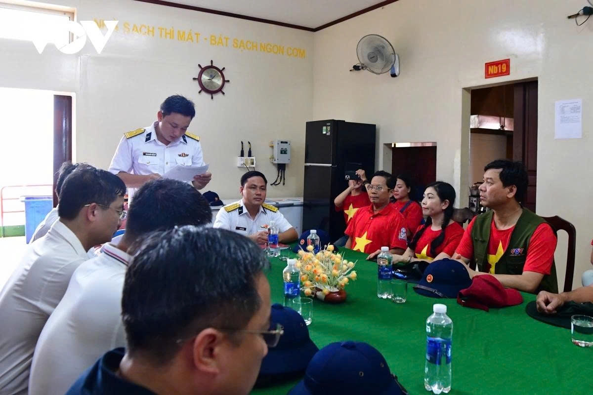 The delegation visits and holds a working session with officers and soldiers stationed on the DK1/19 platform.