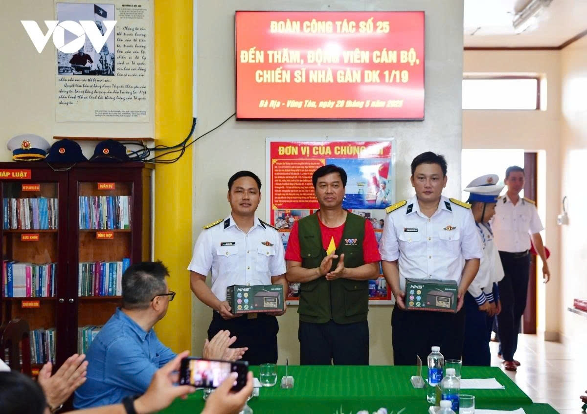 Ngo Minh Hien, vice president of the Voice of Vietnam (VOV), presents radios as special gifts to officers and soldiers stationed on the DK1/19 platform.