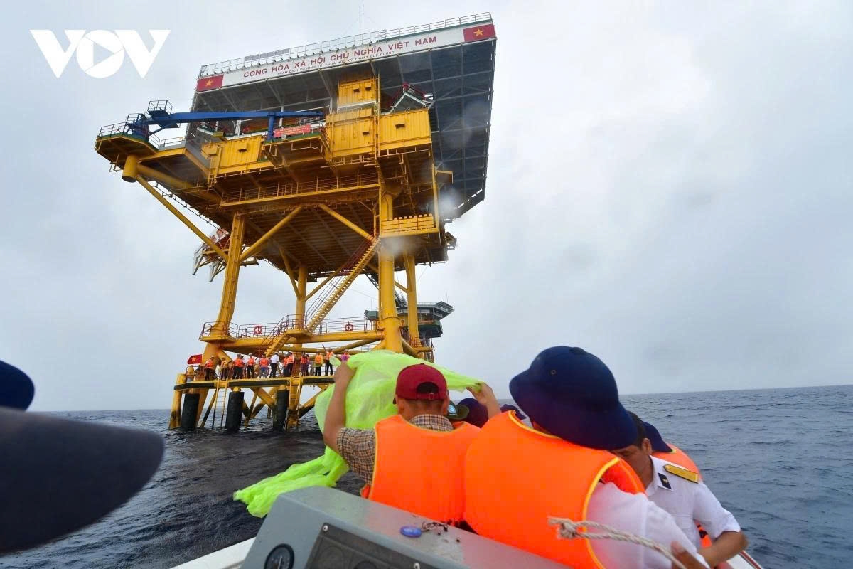 After a while, the rain gradually eases, allowing small boats to ferry members of the delegation from the fisheries surveillance vessel KN-290 to the DK1/19 platform.