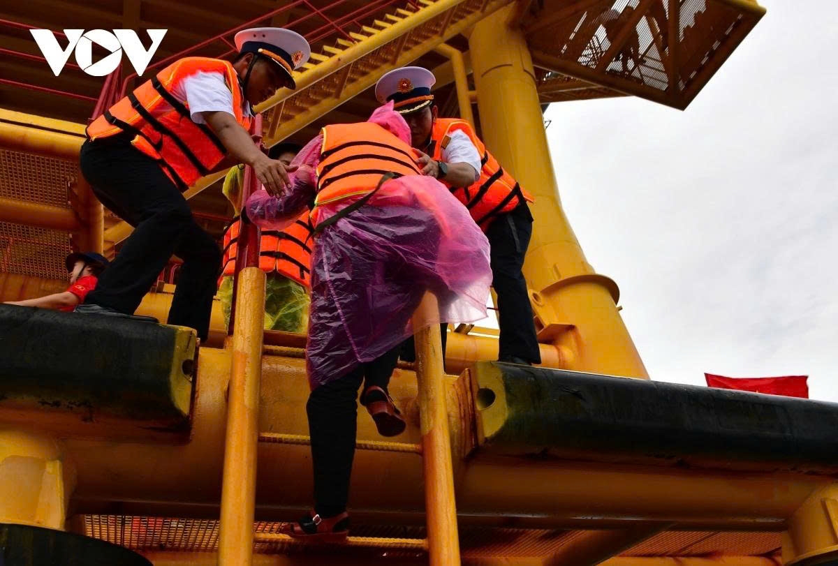 As each person climbs the ladder to the platform, they must time their steps with the rising waves to avoid injury, because hesitation could result in the boat slamming against their heels.