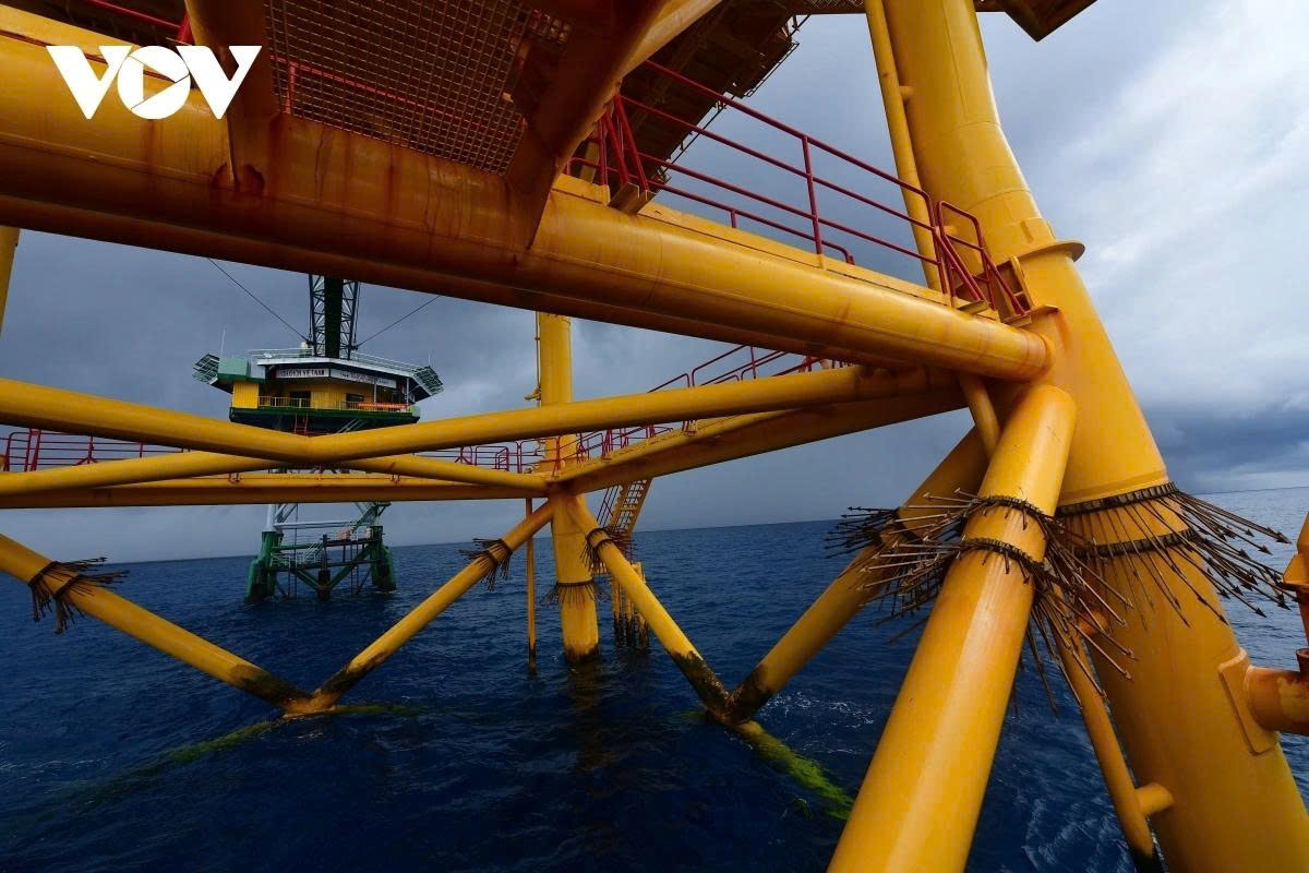 The foundation of the DK1/19 platform stands solid and unwavering in the vast open sea. The platform is designed to protect the country's maritime sovereignty  and to achieve strategic objectives for the development of the maritime economy.