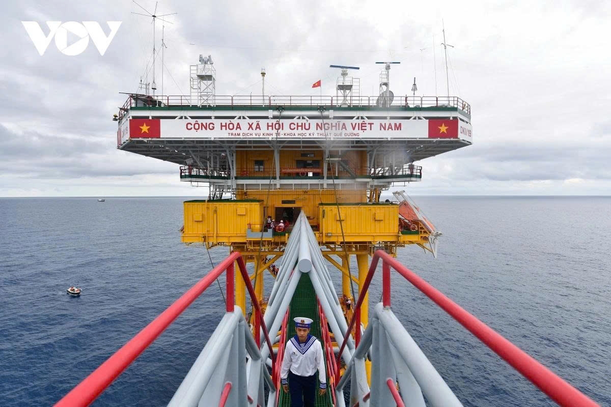 The DK1/19 platform, like all DK1 platforms, is built to be strong and resilient, providing secure living and working conditions for officers and soldiers stationed at sea.