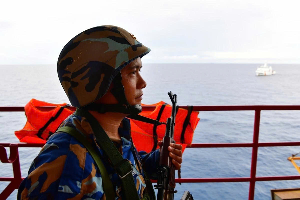 A naval soldier stands guard on the DK1/19 platform. These sea-based soldiers are known for their steel spirit and unwavering determination to maintain their post in the open sea.