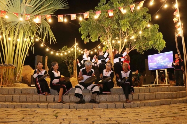 Traditional cultural performance by the E De people serving visitors.