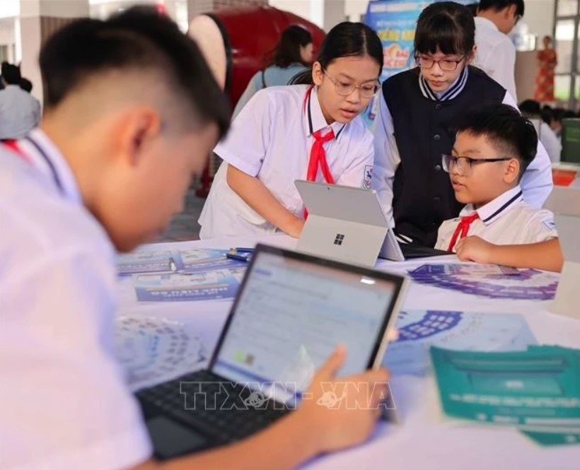 Students read e-books.