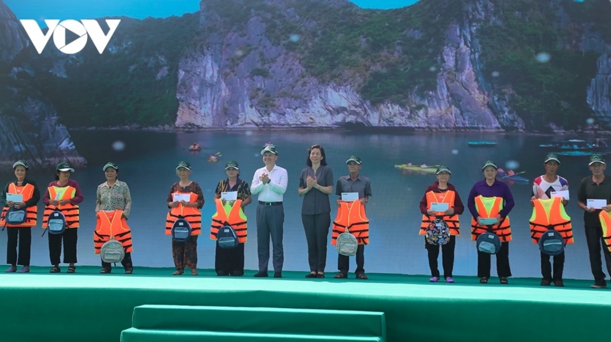 Fishermen are presented with environmentally friendly lifevests at the ceremony held in Quang Ninh province on June 1