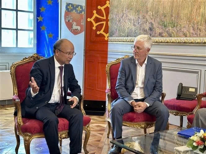 Vietnamese Ambassador to France Dinh Toan Thang (left) meets with Deputy Mayor of Toulouse Jean-Claude Dardelet.