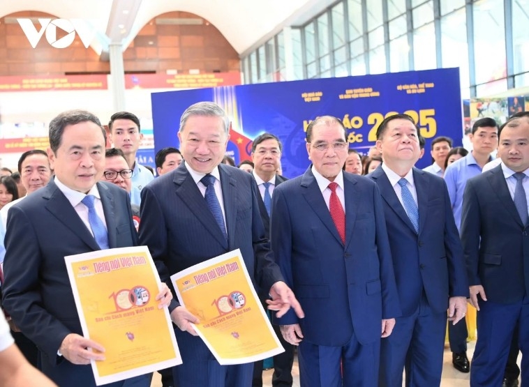 General Secretary To Lam and other Party and State leaders hold copies of the Voice of Vietnam newspaper at the centennial celebration of Vietnam’s revolutionary press.