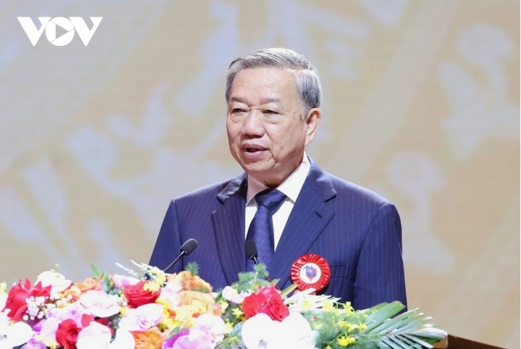Party General Secretary To Lam speaks at the event