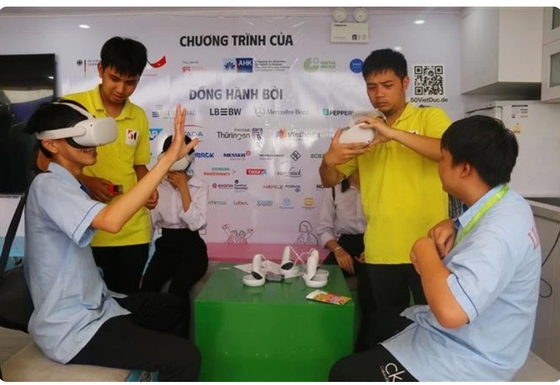 Students in Dong Nai province experience virtual reality of schools in Germany.