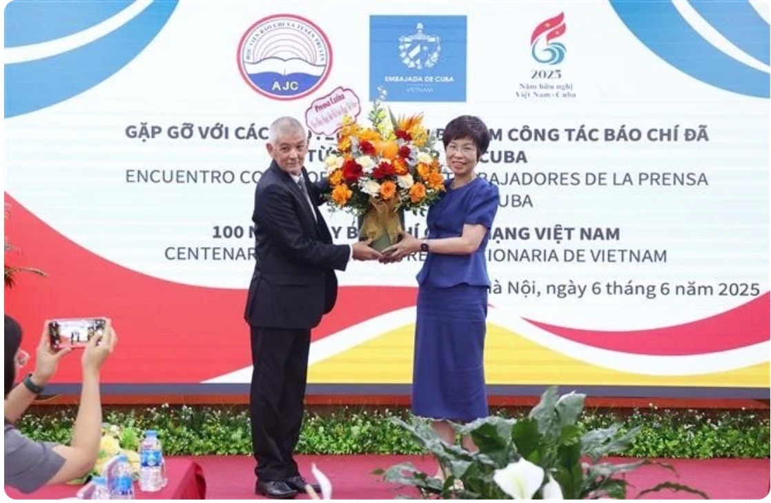 VJA Chairman and Editor-in-Chief of Nhan Dan Newspaper Le Quoc Minh speaks at the event.