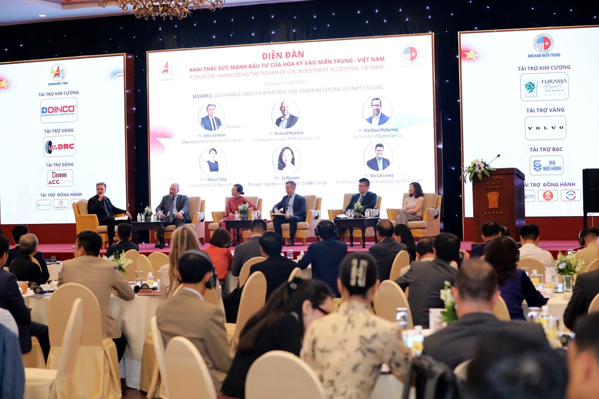 Experts share their views at the forum. (Photo: Dinco E&C)
