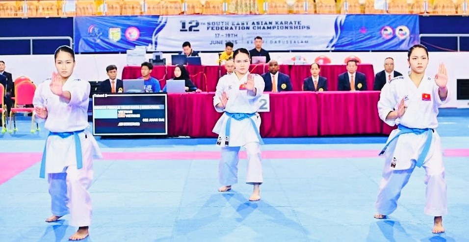 Vietnamese women's team win a gold medal in kata (performance) (Photo: SEAKF)