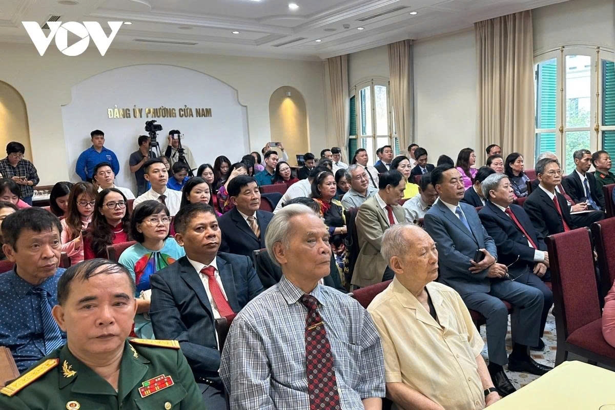 Officials and residents of Cua Nam Ward, Hanoi, take part in a ceremony announcing central and local resolutions, along with decisions related to the implementation of the two-tier local government model.