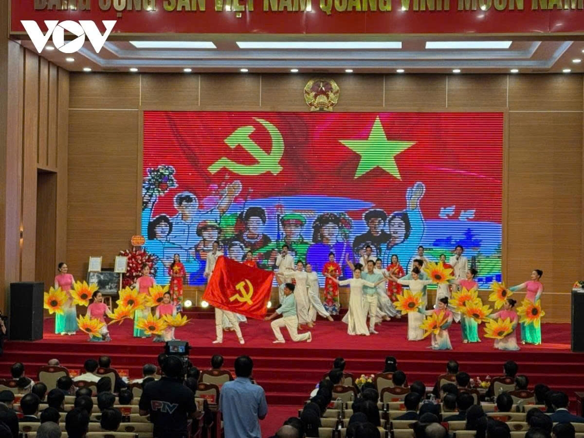 In the northern midland province of Phu Tho, art performances are held at the provincial Convention Centre ahead of the announcement of major decisions.