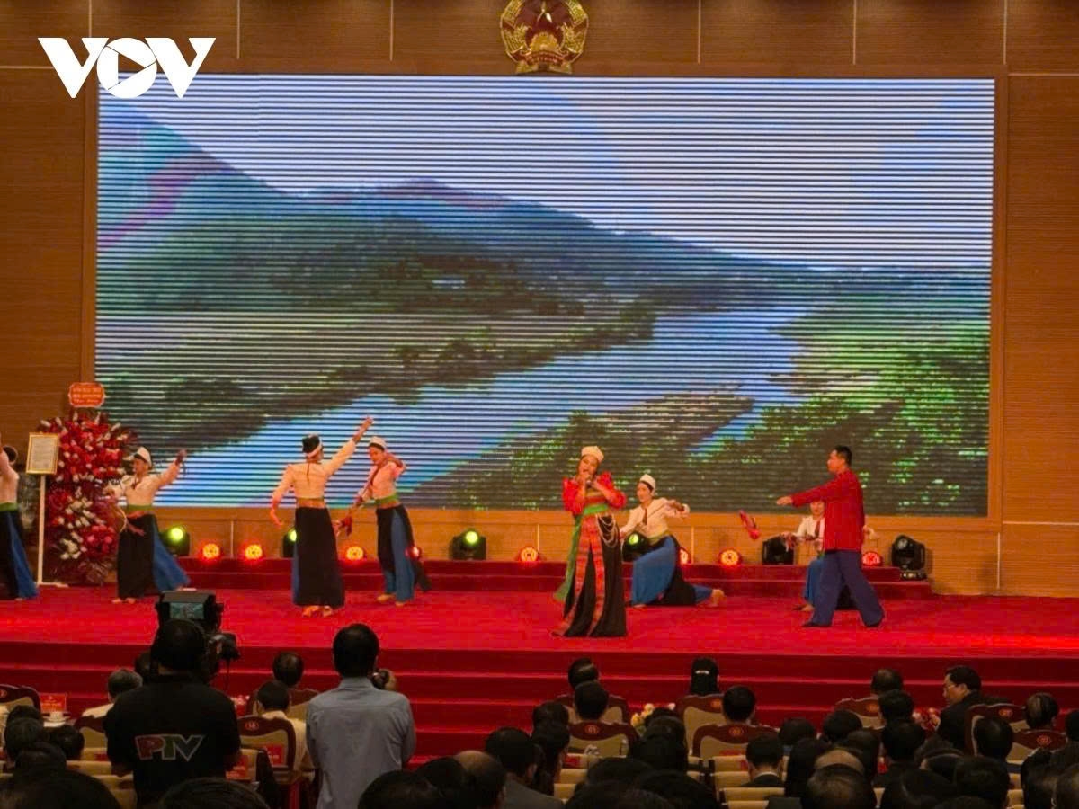 Ethnic communities in Phu Tho Province sing and dance in celebration of this significant national milestone.