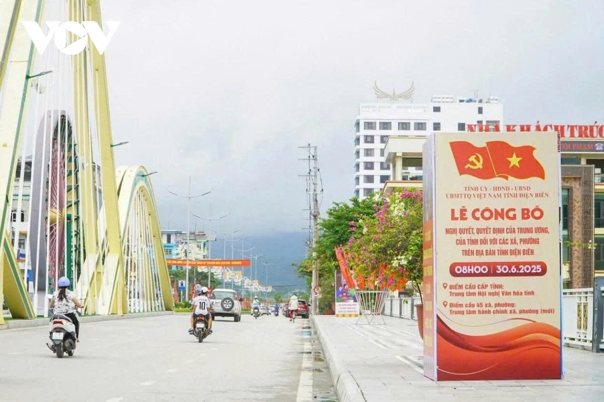 Slogans and banners line the main streets of Dien Bien Phu City, creating a festive atmosphere to mark the occasion.