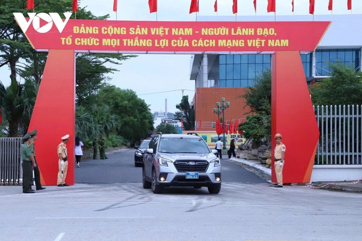Delegates arrive early at Ninh Binh Province’s Convention Centre to attend the ceremony announcing the two-tier local government model.