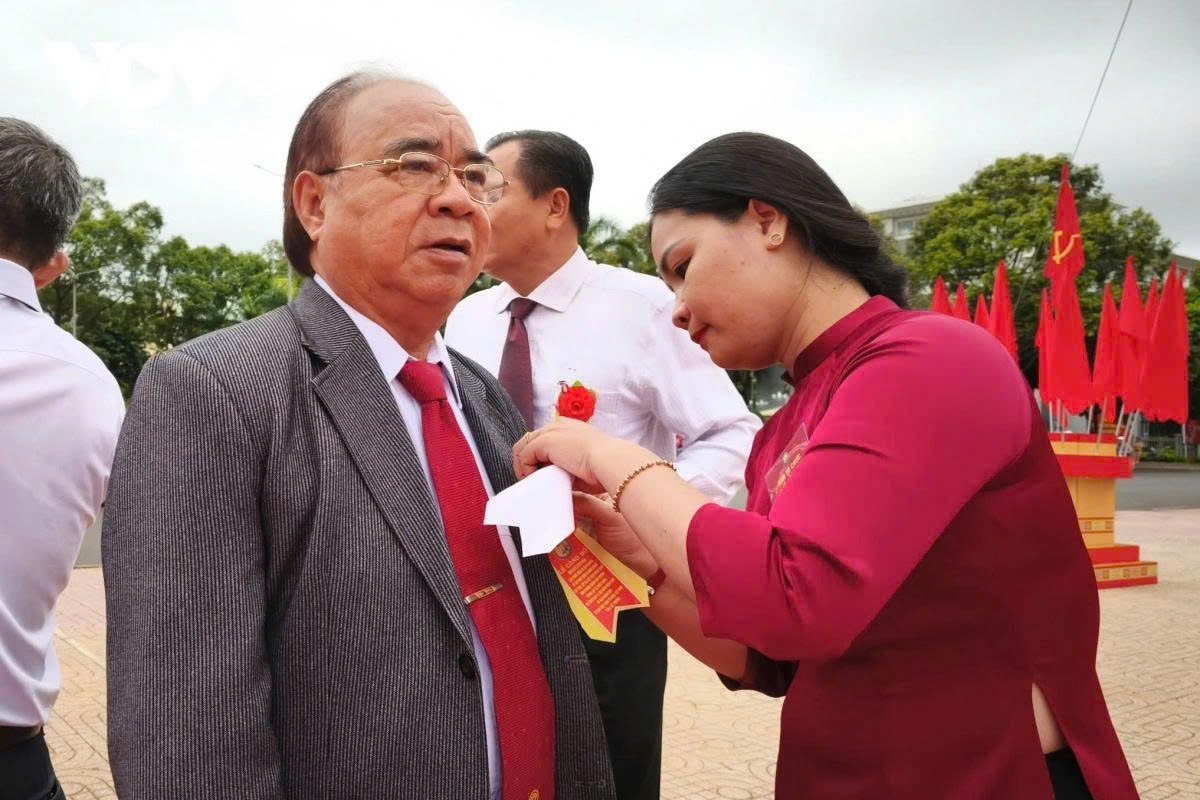 Delegates gather at 10/3 Square in Buon Ma Thuot City, the Central Highlands, making final preparations ahead of the announcement ceremony.