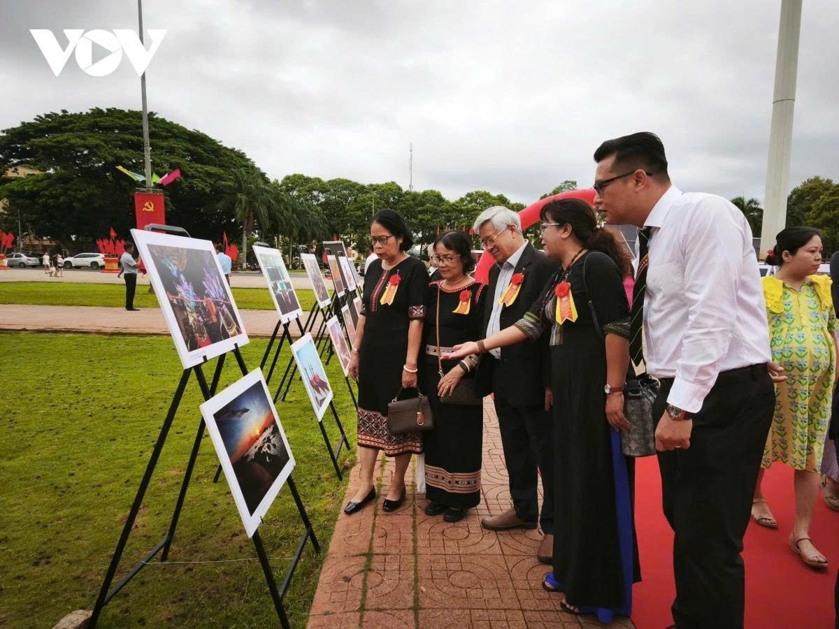 In Buon Ma Thuot City, an exhibition titled “Forest and Sea” showcases 97 photographs and 90 artifacts from Phu Yen and Dak Lak provinces, held in celebration of the national event.