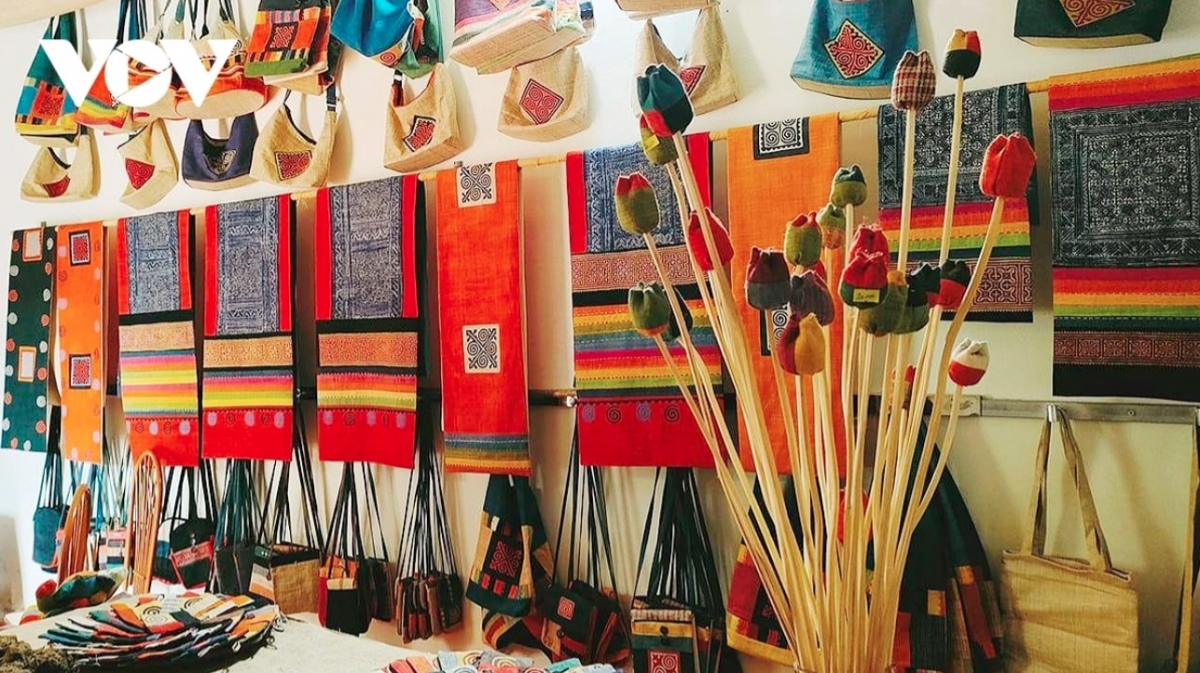 The weaving village is unique in that it grows flax, while most Mong people in this rocky highland region traditionally cultivate corn in the crevices of the barren mountains.