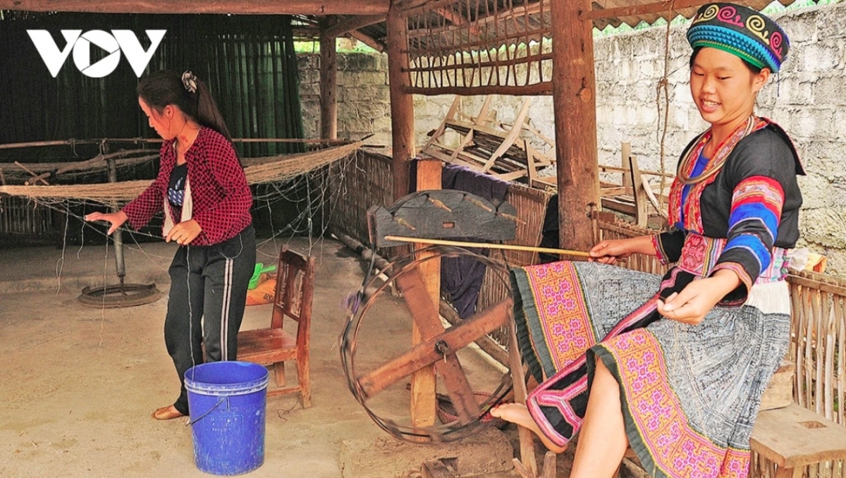 The Mong ethnic women then use their looms to weave intricate brocade products.