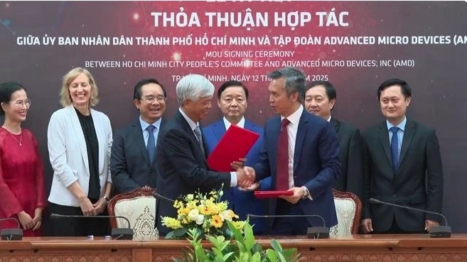 An overview of the MoU signing ceremony between the People’s Committee of Ho Chi Minh City and US semiconductor design giant Advanced Micro Devices, Inc.