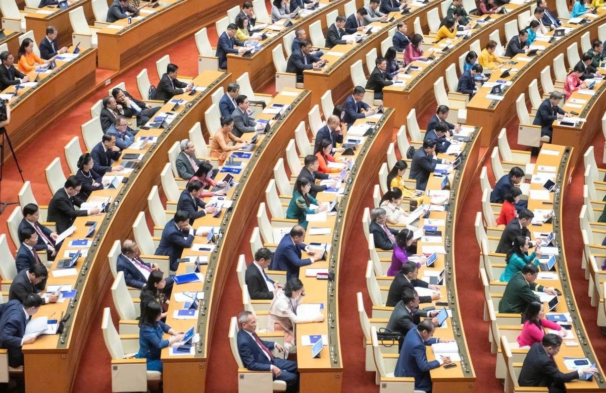 The National Assembly passes the amended Railway Law in Hanoi on June 27, permitting the private sector to invest in railway projects