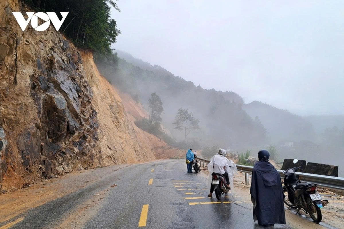 National highway 4D has been made impassable by landslides in Lai Chau province