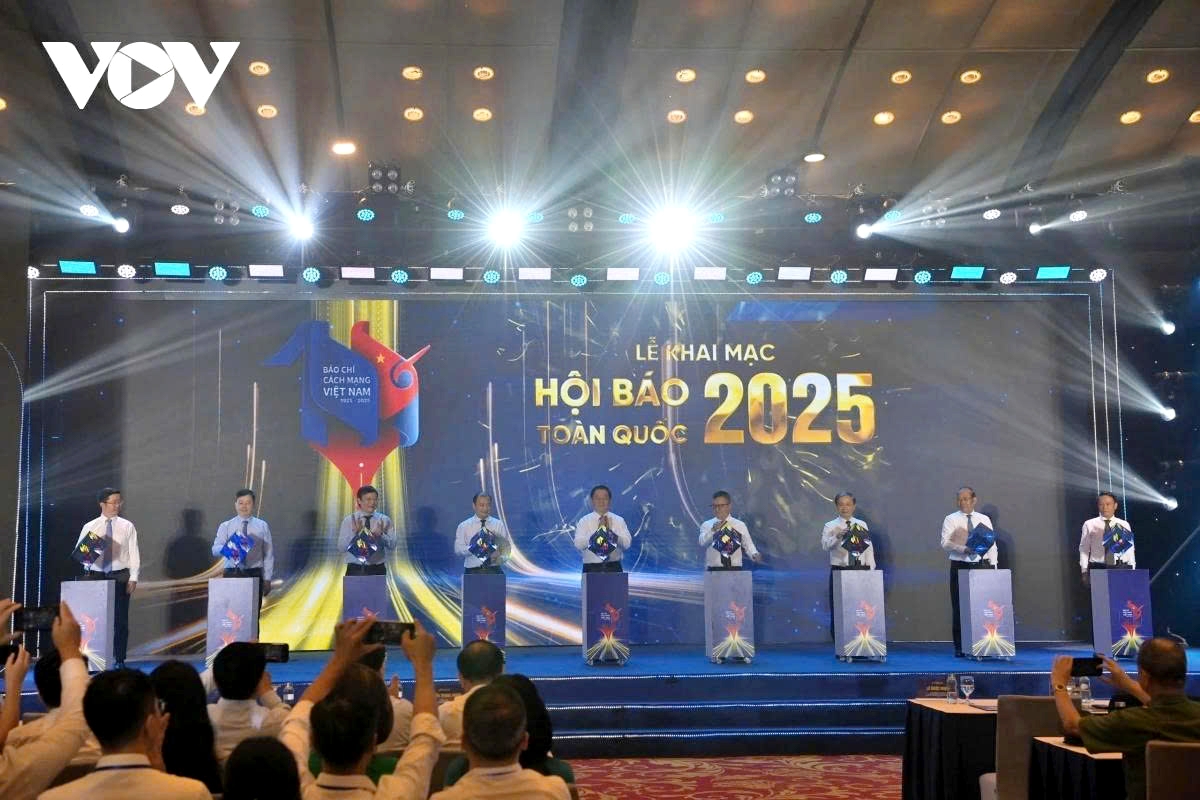 Delegates press the button launching the 2025 National Press Festival in Hanoi on June 19