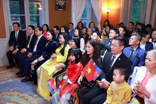 The meeting gathers officials and staff of the Vietnamese Embassy and representatives of the Vietnamese community in Sweden