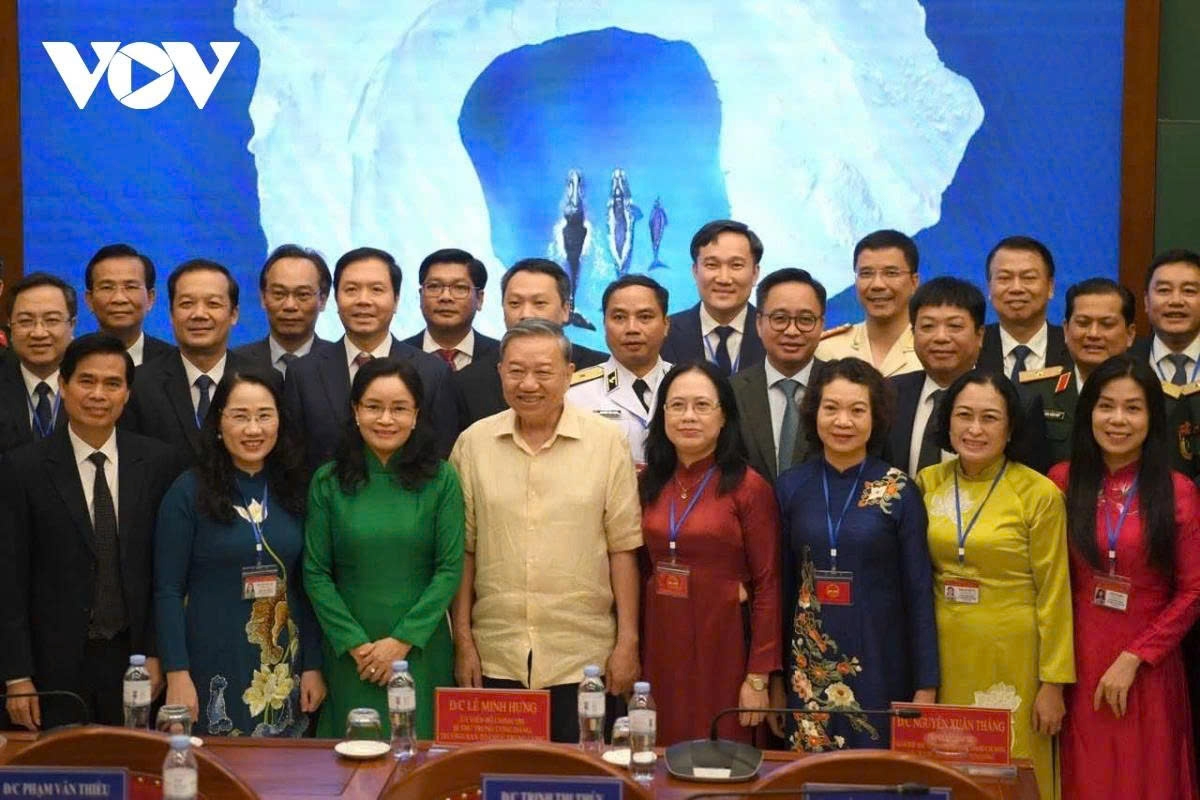 Party leader To Lam and Party Central Committee candidates pose for a group photo