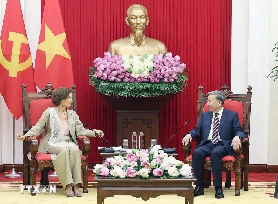 Party General Secretary To Lam (R) and UNESCO Director-General Audrey Azoulay during their meeting in Hanoi on June 27. (Photo: VNA)