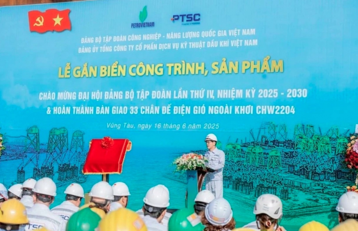 PTSC General Director Tran Ho Bac speaks at a ceremony in Vung Tau city on June 16 to mark the completion of the foundation handover.