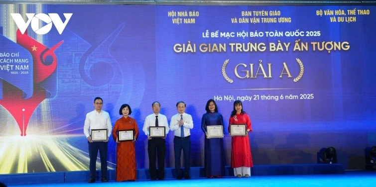 Pham Tat Thang, Party Central Committee member and Deputy Head of the Central Commission for Information, Education and Mass Mobilization, presents A prizes to units recognized for outstanding exhibition displays.