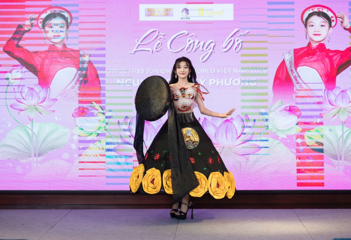 Phuong shows off her charm and talent at the June 10 ceremony  
(Photo: baovanhoa.vn)