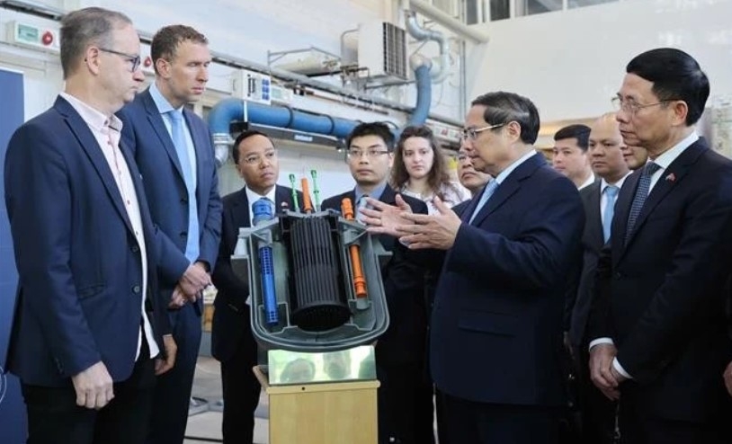 Prime Minister Pham Minh Chinh (second, right) visits the division of nuclear science and engineering (NSE) in the Physics Department at the Royal Institute of Technology (KTH) of Sweden on June 13