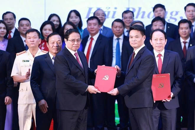 Prime Minister Pham Minh Chinh presents the Politburo's decision to appoint the new Deputy Secretary of the Hai Phong city Party Committee for the 2020-2025 tenure to Le Ngoc Chau.
