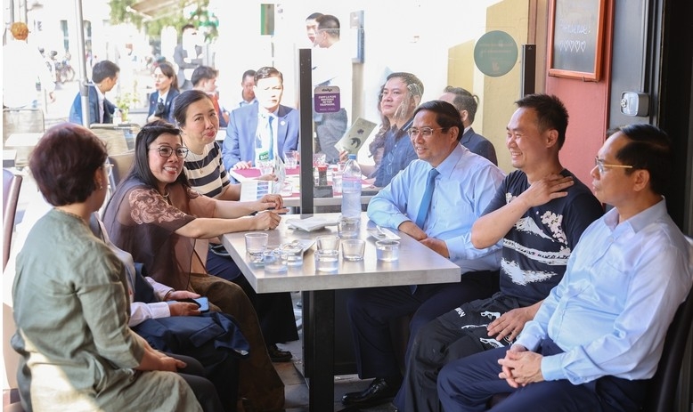 PM Chinh visits family of Vo Ba Luan, owner of a Vietnamese restaurant in Nice