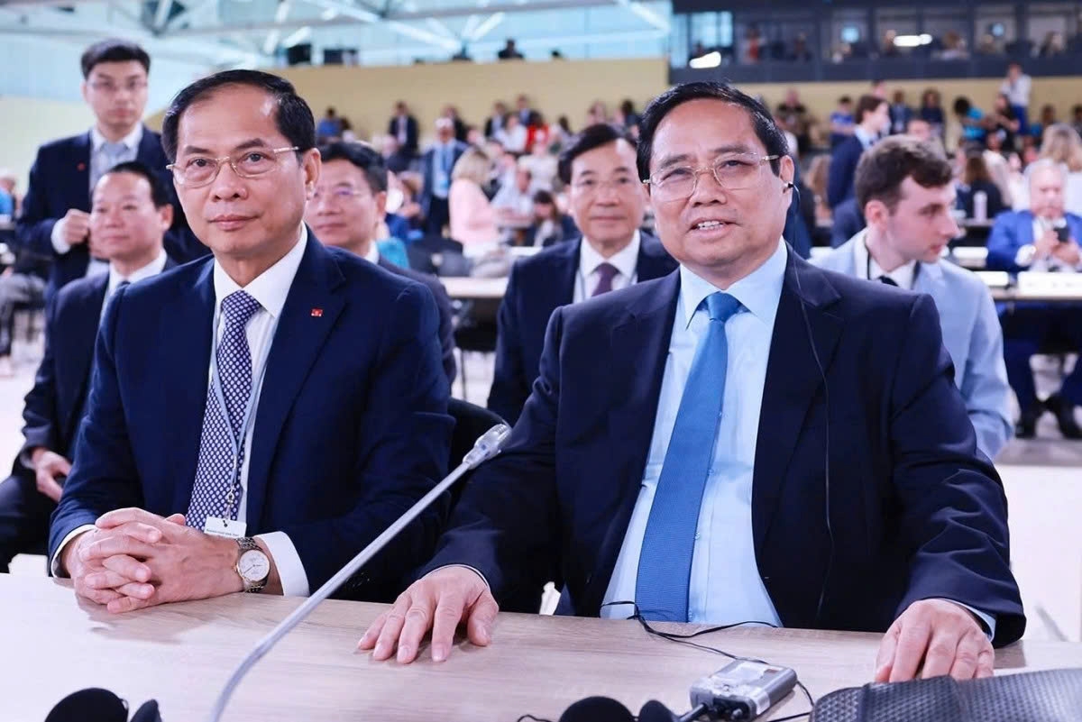 Vietnamese Prime Minister Pham Minh Chinh (first from right) and Deputy Prime Minister-cum-Foreign Minister Bui Thanh Son attend the third United Nations Ocean Conference in Nice, France on June 9. (Photo: VNA)