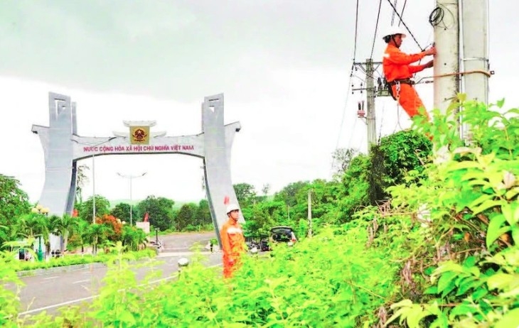 Workers of the Duc Co Power Company in Gia Lai province examine electricity facilities in the vicinity of the Le Thanh International Border Gate. (Photo: nhandan.vn)