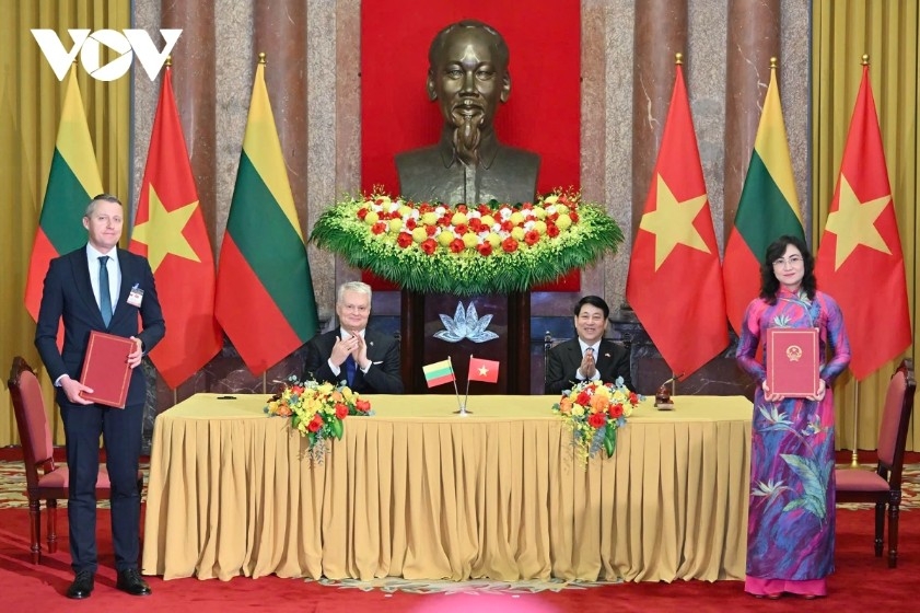 The two State leaders witness the signing of bilateral cooperation documents