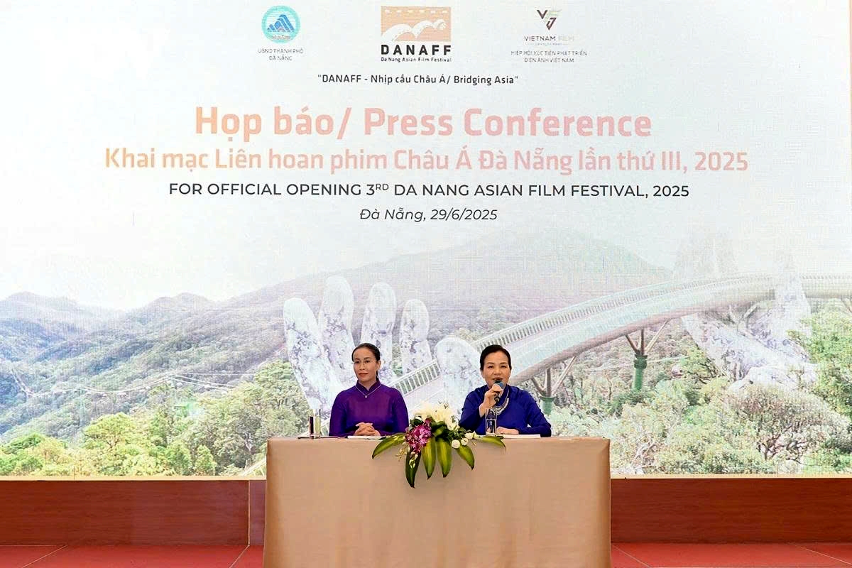 Dr. Ngo Phuong Lan (first from right), head of the Vietnam Film Development Association, speaks at the press conference kick-starting the third Da Nang Asian Film Festival